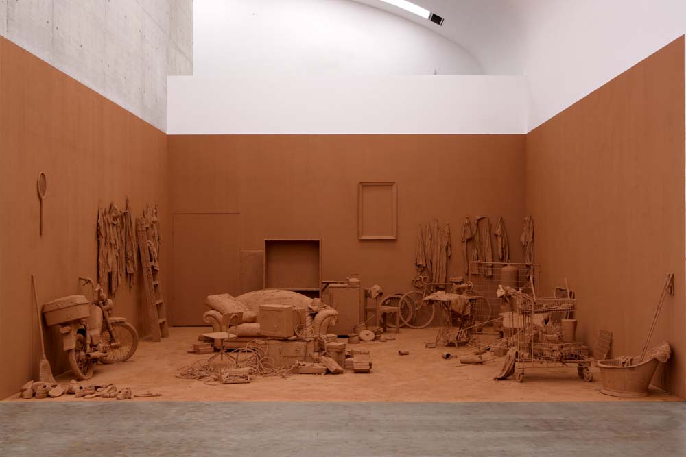 Purification Room, 2000, Objets-trouvés, clay, h. 350 x 800 x 600 cm, © ADAGP Paris, Photo Ela Bialkowska