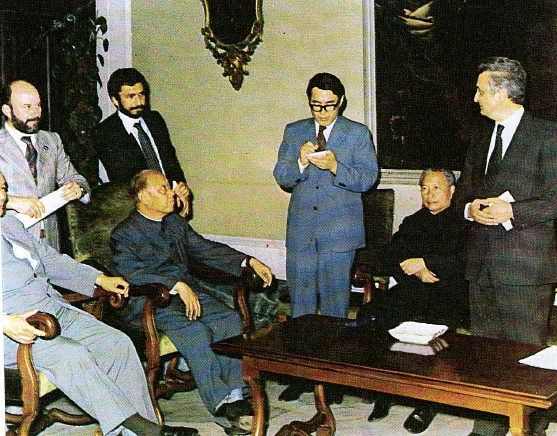 1979, Milano. Il Sindaco di Shanghai, sig. Peng Chong, il Presidente dell’Associazione di Amicizia con i Popoli Esteri, sig. Wang Bing Nan e il Presidente, sen. Vittorino Colombo, durante la cerimonia di gemellaggio tra Milano e Shanghai.