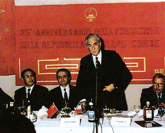 1983, Milano. Il Presidente Francesco Cossiga presenzia ai festeggiamenti organizzati in occasione del 35° Anniversario della fondazione della Repubblica Popolare Cinese, organizzati dall’Istituto Italo Cinese, rappresentato dal Presidente sen. Vittorino Colombo, e dalla Camera di Commercio Italo Cinese rappresentata dal Presidente, Cav. Lav. Walter Fontana. Al fianco dei Presidenti, il Consigliere Politico dell’Ambasciata Cinese in Roma, sig. Yin Yu Fu.