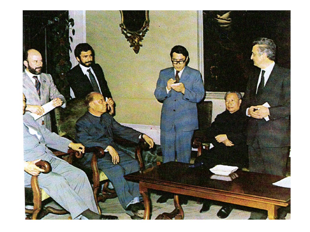 1979, Milano. Il Sindaco di Shanghai, sig. Peng Chong, il Presidente dell'Associazione di Amicizia con i Popoli Esteri, sig. Wang Bing Nan e il Presidente, Sen. Vittorino Colombo, durante la cerimonia di gemellaggio tra Milano e Shanghai.