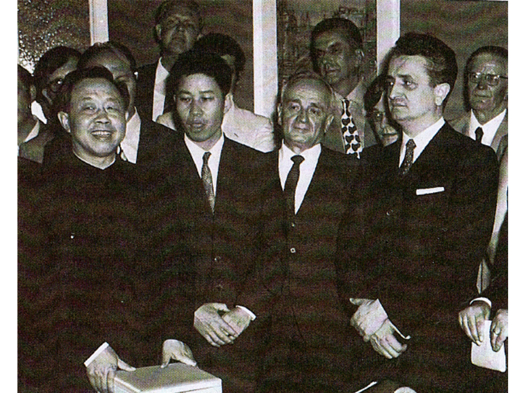 1971, Milano. Inaugurazione della sede dell'Istituto Italo Cinese per gli Scambi Economici e Culturali alla presenza dell'Ambasciatore della Repubblica Popolare Cinese in Italia, sig. Shen Ping e del Prefetto Mazza.