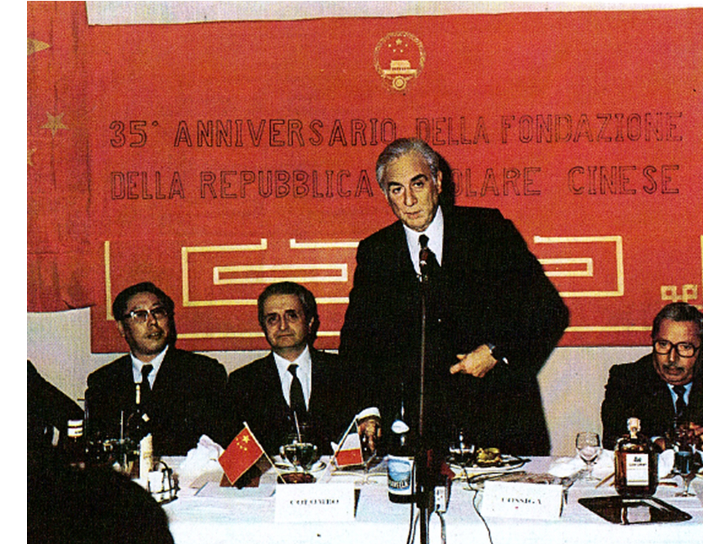 1983, Milano. Il Presidente Francesco Cossiga presenzia i festeggiamenti organizzati dall’Istituto Italo Cinese in occasione del 35° anniversario della fondazione della Repubblica Popolare Cinese. L’Istituto Italo Cinese è rappresentato dal Presidente Sen. Vittorino Colombo e la Camera di Commercio Italo Cinese è  rappresentata dal Presidente Cav. Lav. Walter Fontana. A fianco dei Presidenti, il Consigliere Politico dell’Ambasciata Cinese in Roma, sig. Yin Yu Fu.